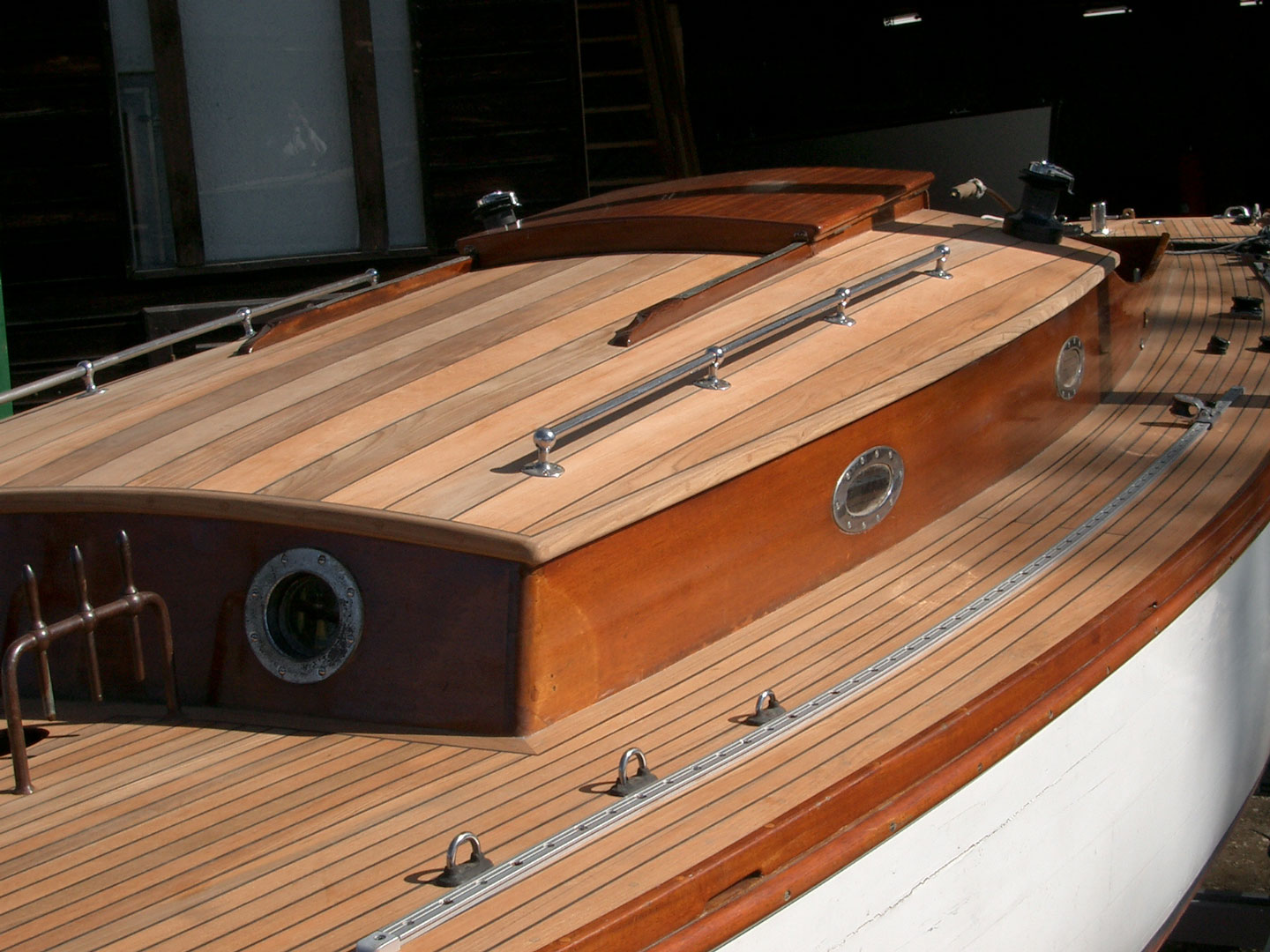 Restauriertes klassisches Holzboot